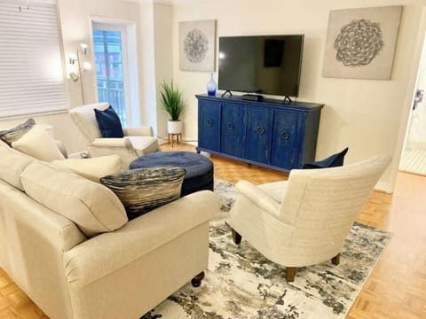 This gorgeous updated 1BD/1BA Peachtree Towers offers comfort, convenience and chic city living