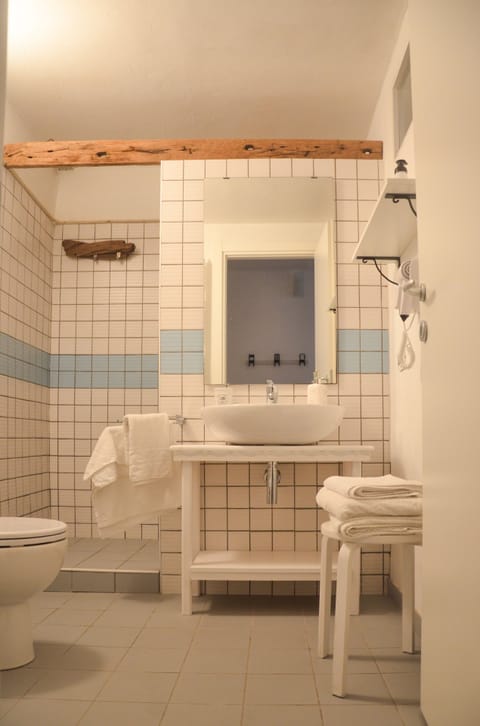 Comfort Double Room, Private Bathroom, Mezzanine | Bathroom | Shower, free toiletries, hair dryer, bidet