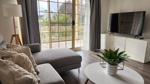 Its simplicity makes this unit exceptional. Comfy chairs, relaxing sofa, soft throws, free Wifi, and flat screen television.