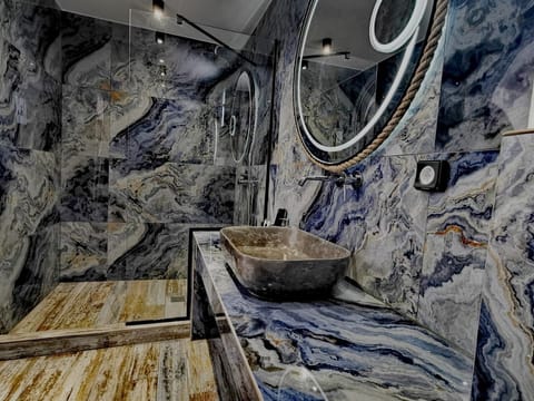 Shower, rainfall showerhead, free toiletries, hair dryer