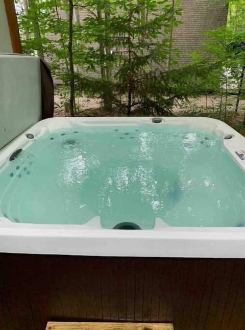 Outdoor 7 person jacuzzi