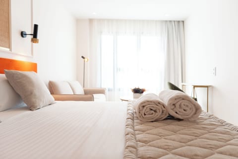 Minibar, in-room safe, soundproofing, free WiFi