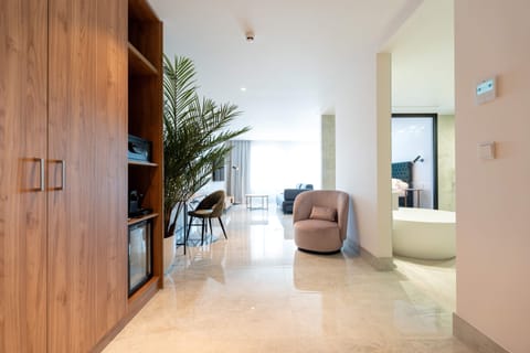 Minibar, in-room safe, soundproofing, free WiFi