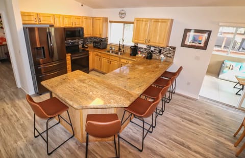 MODERN KITCHEN - New appliances, fully stocked with everything!