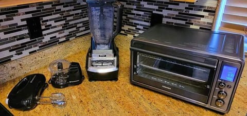 Air Fryer/Toaster, blender, chopper, mixer, many more kitchen appliances