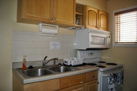 Suite, 2 Bedrooms, Kitchenette | Private kitchenette | Mini-fridge, microwave, coffee/tea maker