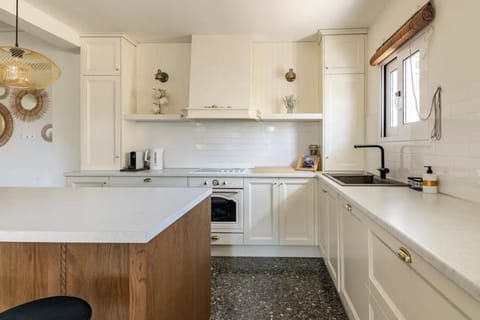 Fully equipped kitchen (2)