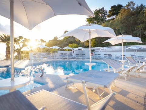 Water, Sky, Swimming Pool, Property, Tree, Outdoor Furniture, Aqua, Leisure, Umbrella