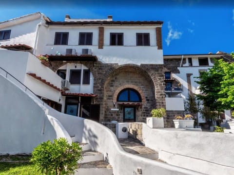 Water, Sky, Swimming Pool, Property, Tree, Outdoor Furniture, Aqua, Leisure, Umbrella