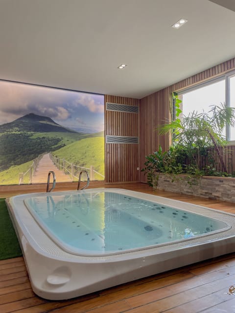 Couples treatment rooms, sauna, hot tub, steam room, body treatments