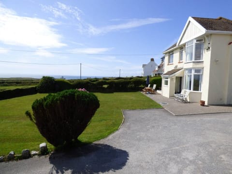 Faircroft is a detached spacious property in Rhossili with sea views.