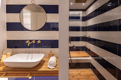 Deluxe Room | Bathroom | Hair dryer, slippers, bidet, towels