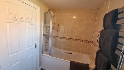 Guests Private Bathroom with over-bath shower (1)