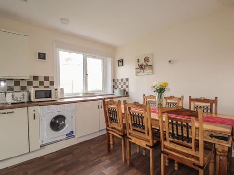 Cottage | Private kitchen | Dishwasher, electric kettle, toaster, cookware/dishes/utensils