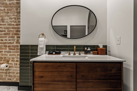 Deluxe Room, 1 King Bed | Bathroom | Shower, free toiletries, hair dryer, towels