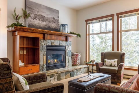 Living Room l Gas Fireplace