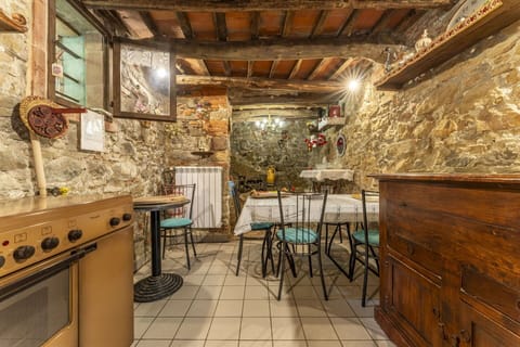 Autumn, Dining Room, Kitchen, Spring, Summer