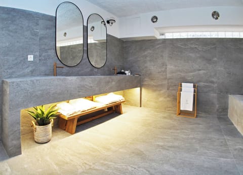 Comfort Apartment | Bathroom | Shower, rainfall showerhead, designer toiletries, hair dryer