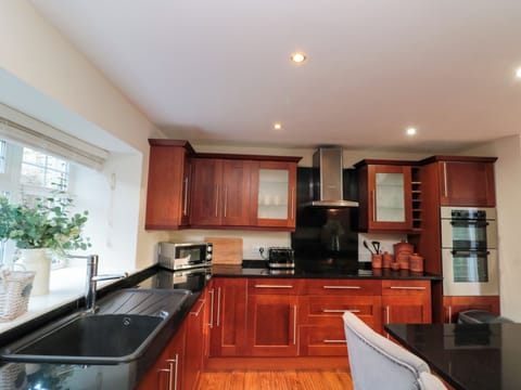 Cottage | Private kitchen | Fridge, electric kettle, toaster, cookware/dishes/utensils