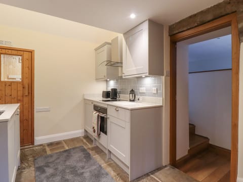 Dishwasher, electric kettle, toaster, cookware/dishes/utensils