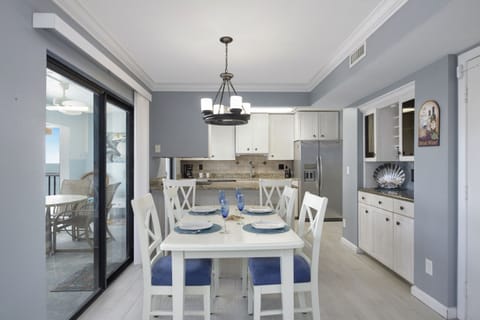 Dining area to lanai