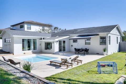 Lakeland Vacation Rental | 3BR | 2BA | 1,610 Sq Ft | Stairs to Enter