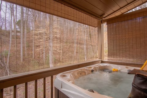 Indoor spa tub