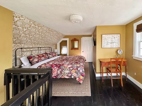 Second floor King en-suite-smart TV, full bath, high quality mattress/linens