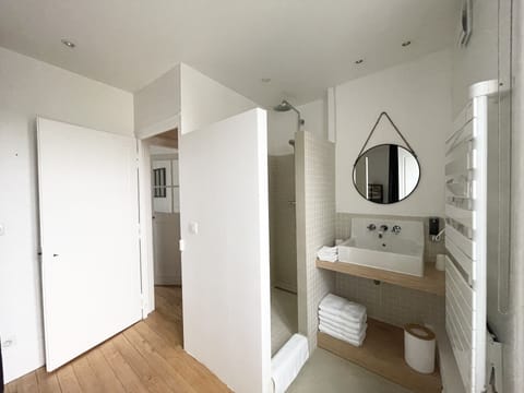 Family Room | Bathroom | Free toiletries, hair dryer