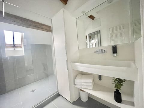 Triple Room | Bathroom | Free toiletries, hair dryer