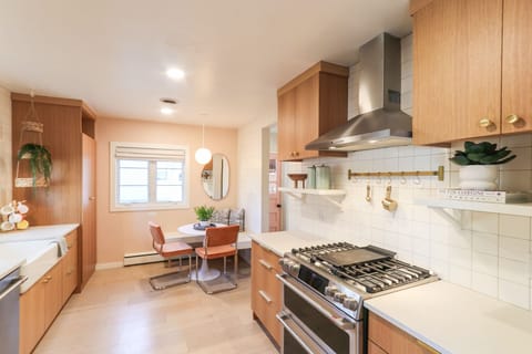 Eat-in kitchen with gas stove