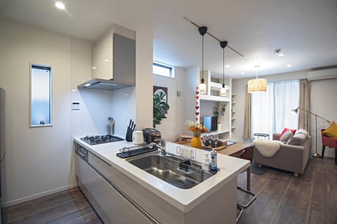 City Villa | Private kitchen | Full-size fridge, microwave, rice cooker, cookware/dishes/utensils