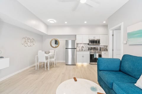 Open floor plan w/ dining area & full kitchen