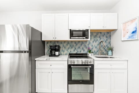 Full kitchen with drip coffee machine, Keurig & complementary k-cups