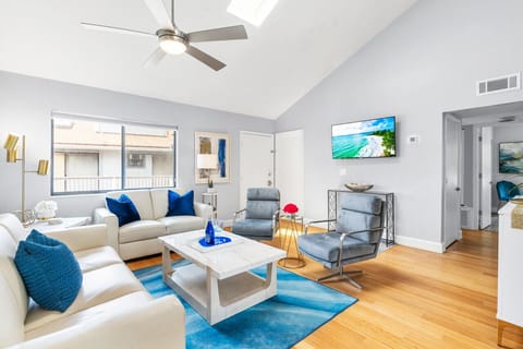 Living room, with ceiling fan, a/c, & HDTV