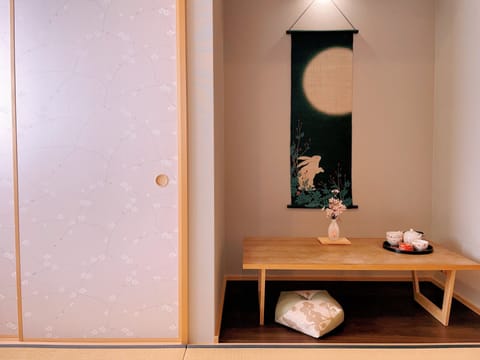 Romantic Triple Room | Free WiFi, bed sheets