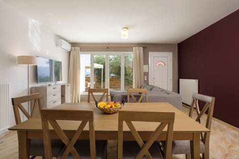 Apartment, 3 Bedrooms, Smoking, Patio | Dining room