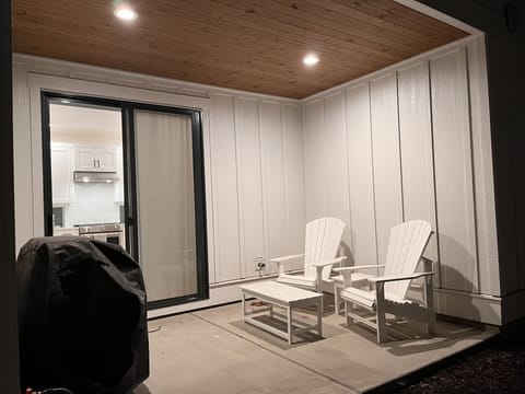 Covered back patio with natural gas grill.