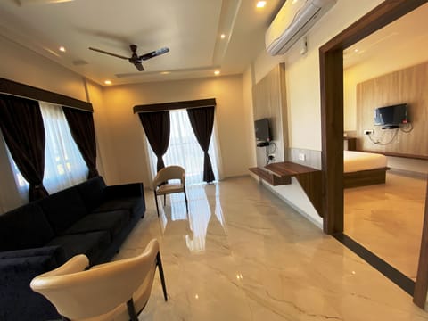 Executive Suite | Premium bedding, memory foam beds, desk, free WiFi