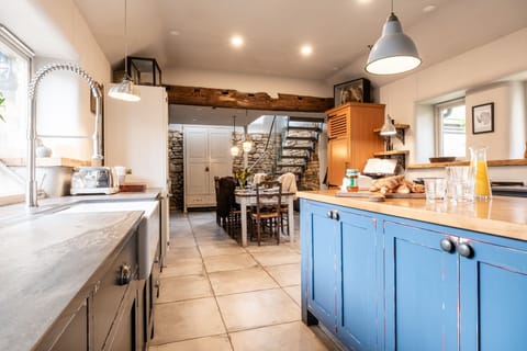 Pinkney House Kitchen - StayCotswold
