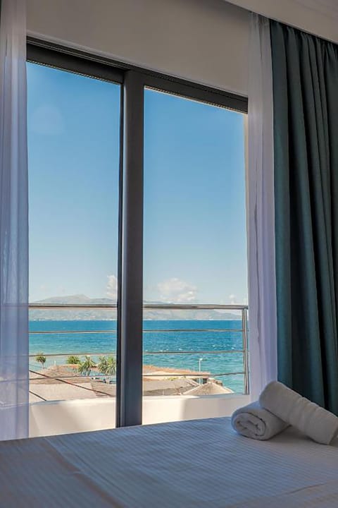 Quadruple Room, Sea View | Soundproofing, free WiFi, bed sheets