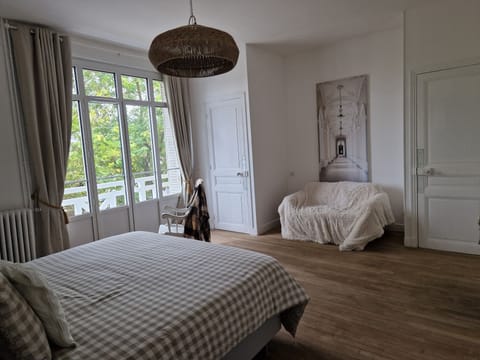 Travel crib, free rollaway beds, free WiFi, bed sheets