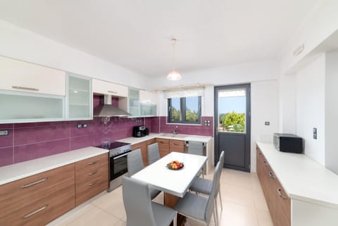 Comfort Villa | Private kitchen | Full-size fridge, microwave, oven, stovetop