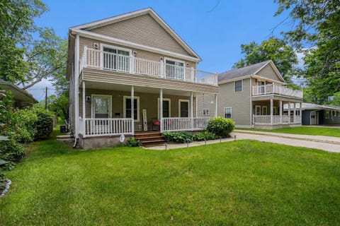 A South Haven Retreat for Humans and Hounds Alike. Thoughtfully designed for families, friends, and furry companions, Hounds on Hazel offers the perfect blend of comfort, space, and pet-friendly hospitality.