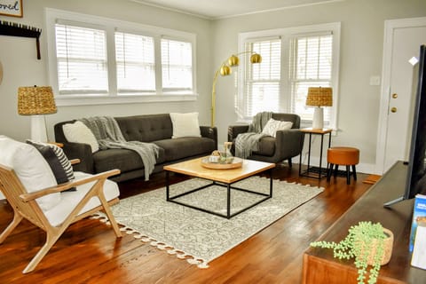 Gather with family and friends in this cozy space filled with natural light!