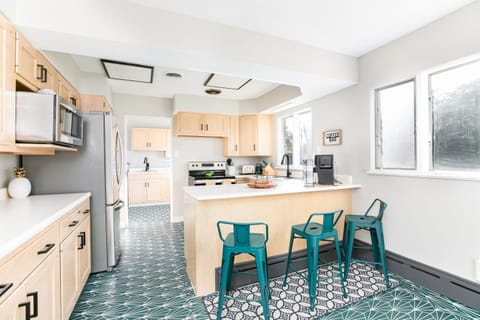 3 additional counter seating to enjoy a cup of coffee in the morning