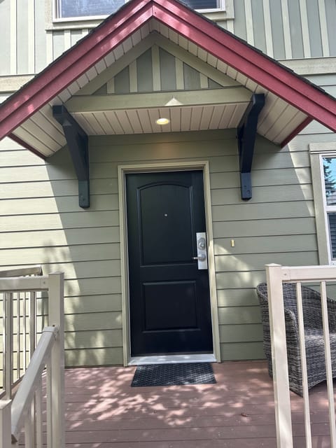 Front entrance going into cottage