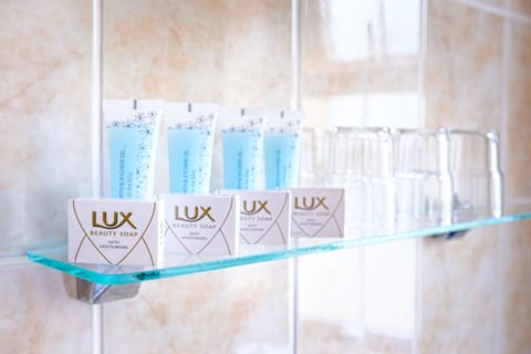 Deluxe Quadruple Room | Bathroom | Shower, free toiletries, hair dryer, towels