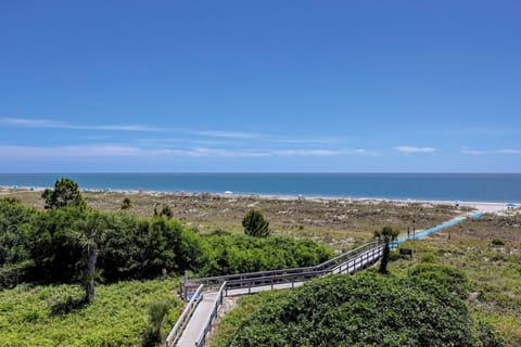 2404 Island Club