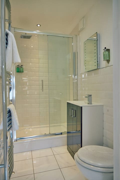 Classic Double Room | Bathroom | Free toiletries